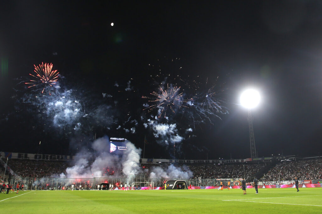 Estadio Monumental repleto de gente durante un partido de Colo-Colo.