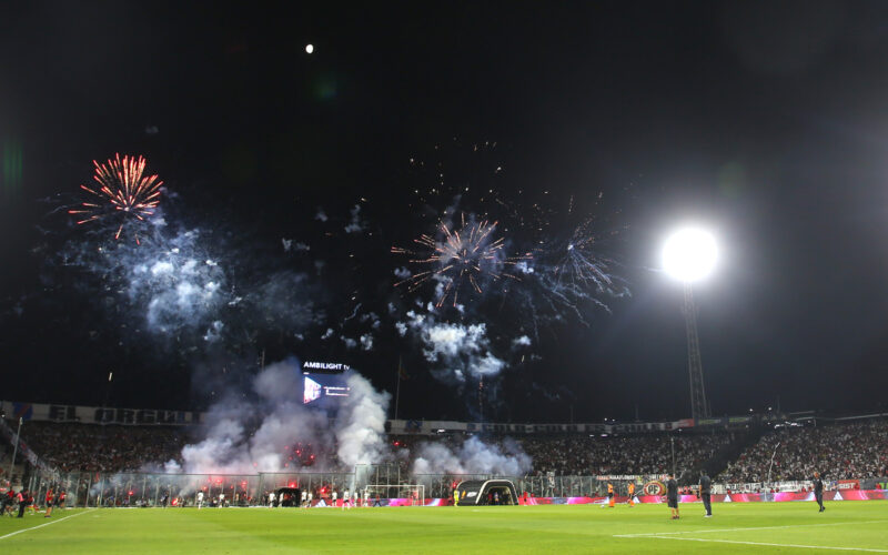 Estadio Monumental repleto de gente durante un partido de Colo-Colo.