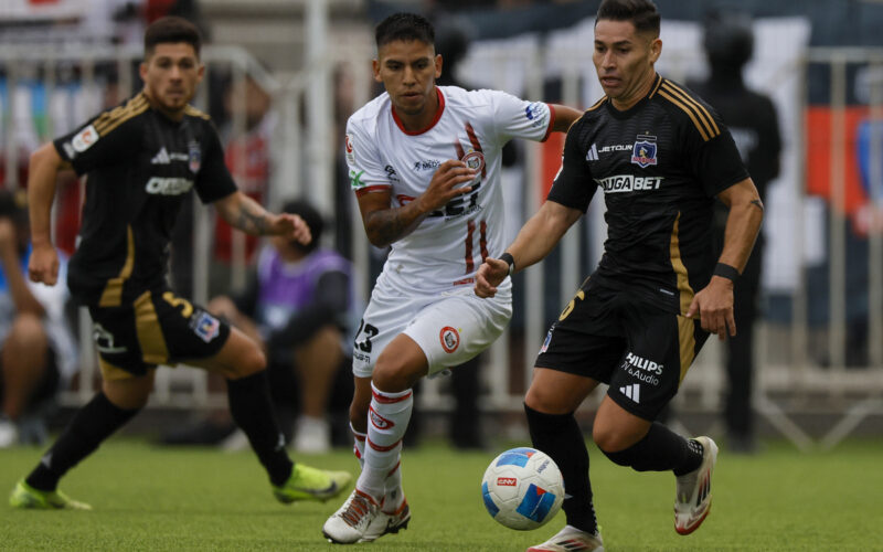Jugadores de Colo-Colo disputando un balón con un rival de Unión San Felipe.