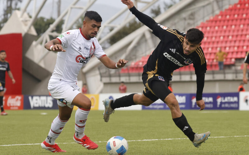 Alexander Oroz disputando un balón con un rival durante un partido entre Colo-Colo y Unión San Felipe por Copa Chile.