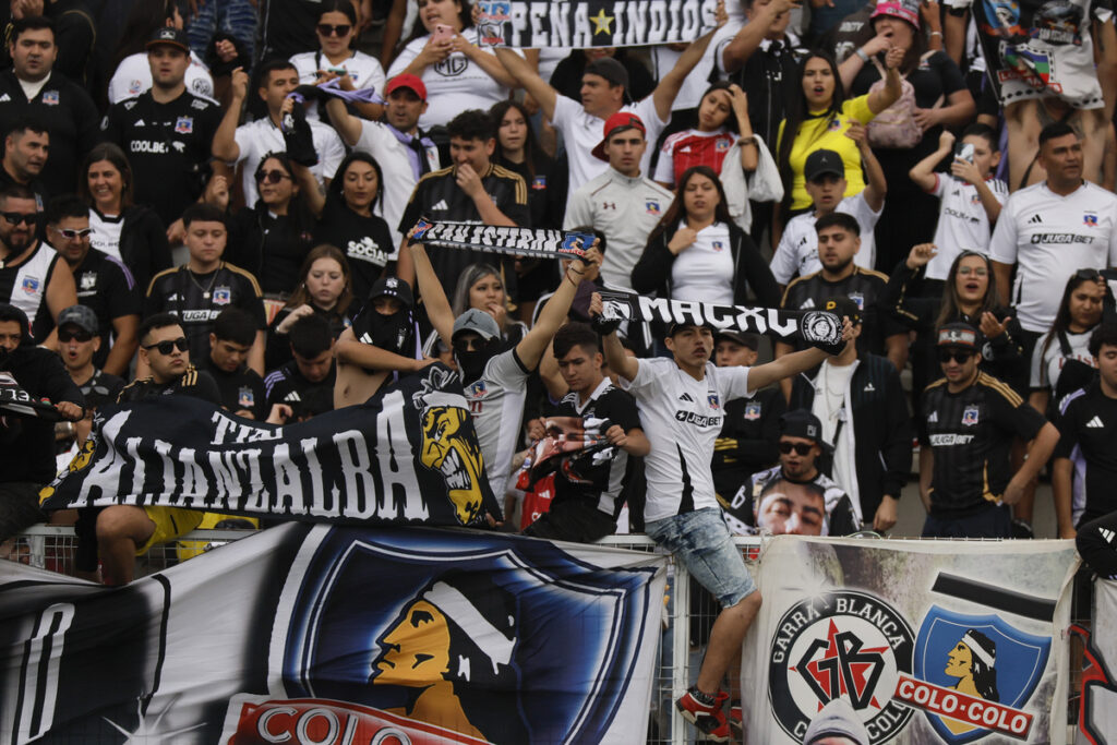 Hinchas de Colo-Colo en el Estadio Nicolás Chahuán Nazar.