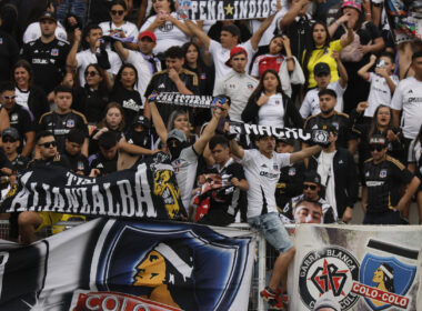Hinchas de Colo-Colo en el Estadio Nicolás Chahuán Nazar.