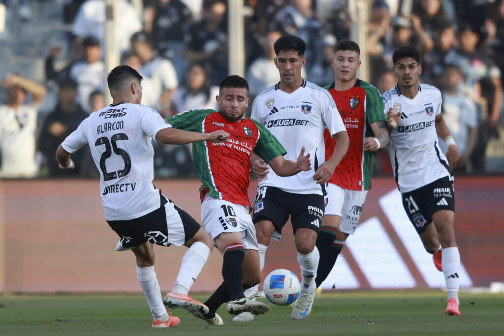 Jugadores de Colo-Colo y Palestino disputando un balón.