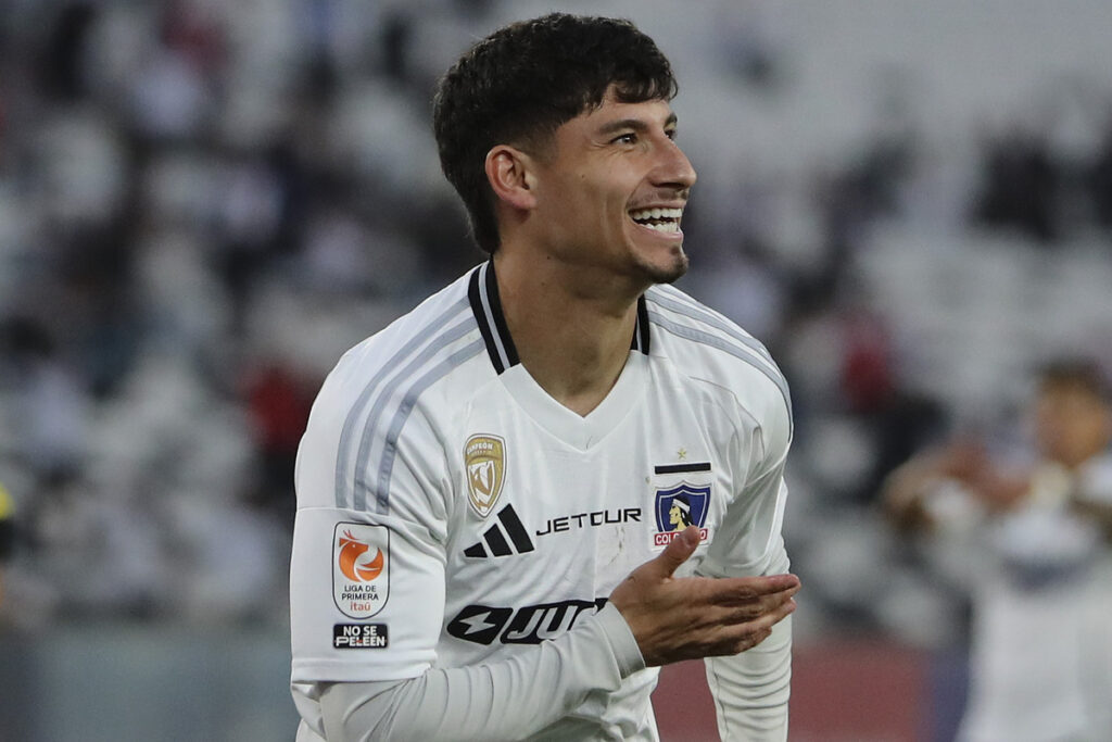 Alexander Oroz celebrando un gol por Colo-Colo.