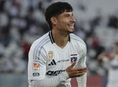 Alexander Oroz celebrando un gol por Colo-Colo.