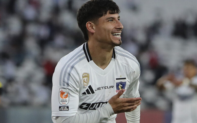 Alexander Oroz celebrando un gol por Colo-Colo.