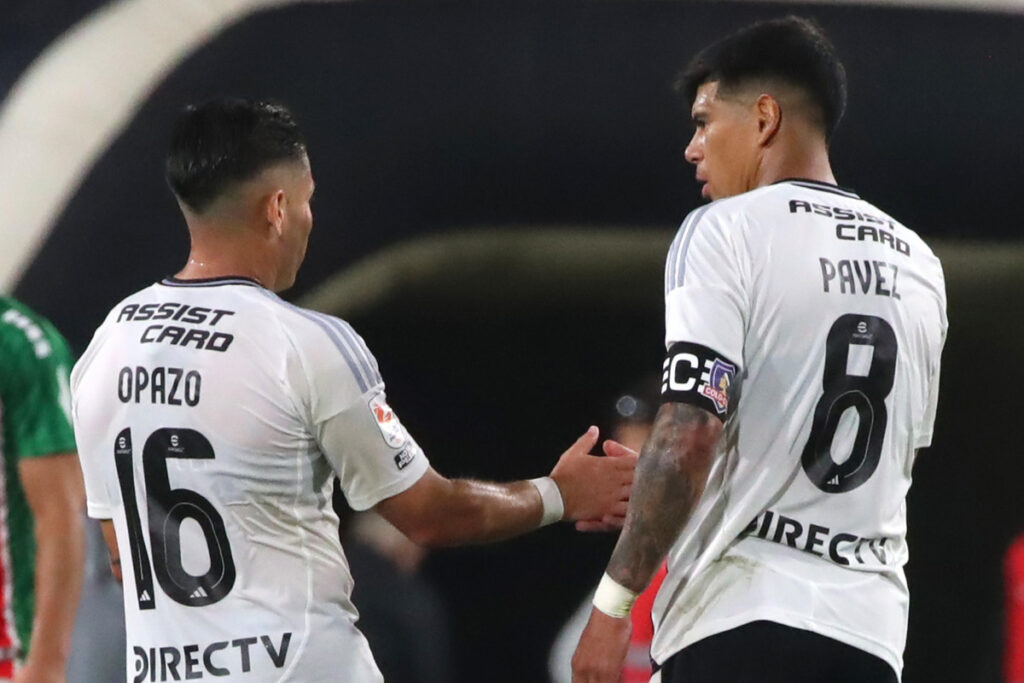 Óscar Opazo y Esteban Pavez dándose la mano.