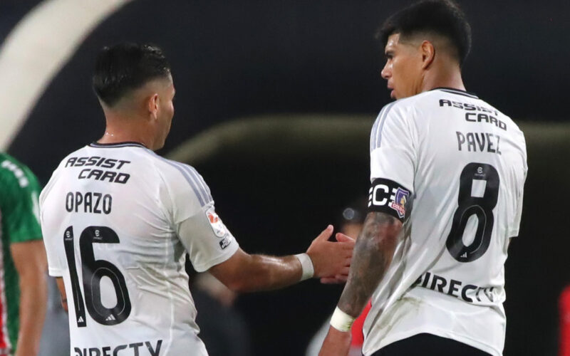 Óscar Opazo y Esteban Pavez dándose la mano.