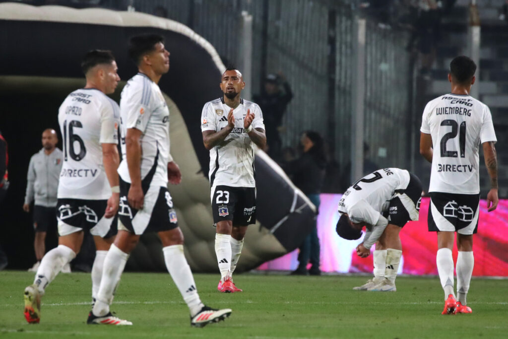 Jugadores de Colo-Colo lamentándose en la cancha tras empatar frente a Palestino.
