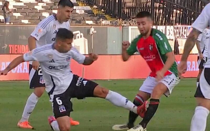 Patada de Sebastián Vegas sobre Ariel Martínez.
