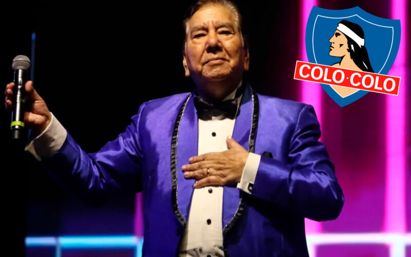 Primer plano de Tommy Rey en un show junto al escudo de Colo-Colo.