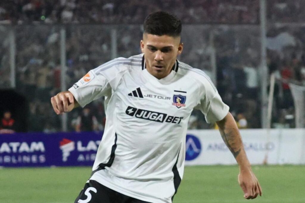 Víctor Felipe Méndez con la camiseta de Colo-Colo.