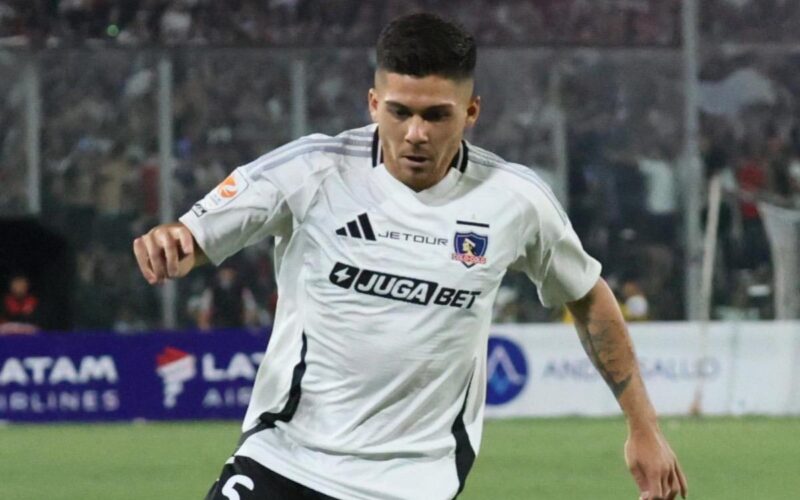 Víctor Felipe Méndez con la camiseta de Colo-Colo.