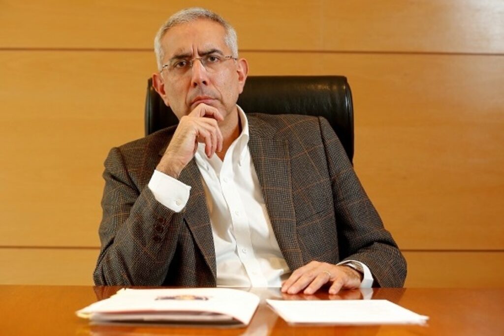 Primer plano de Carlos Cortés.
