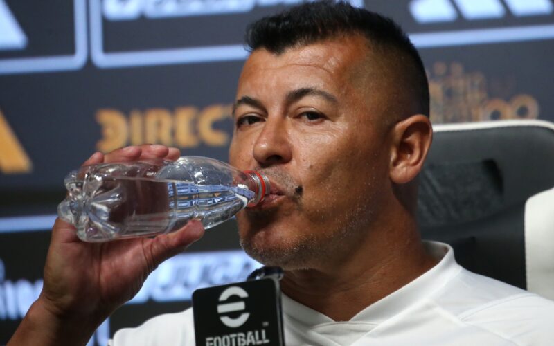 Jorge Almirón en una conferencia de prensa.
