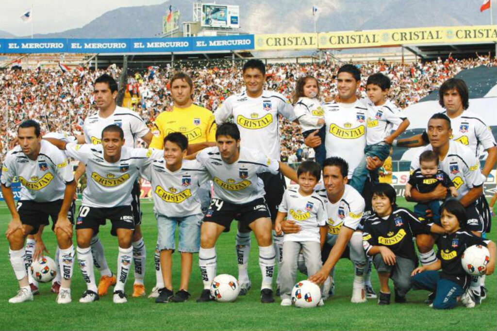 Jugadores de Colo-Colo formados antes de un partido en la temporada 2008.