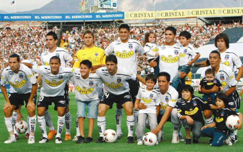 Jugadores de Colo-Colo formados antes de un partido en la temporada 2008.
