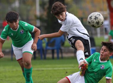 Santiago Neira golpeando el balón durante un partido de Colo-Colo y Audax Italiano por el Torneo de Iniciación.
