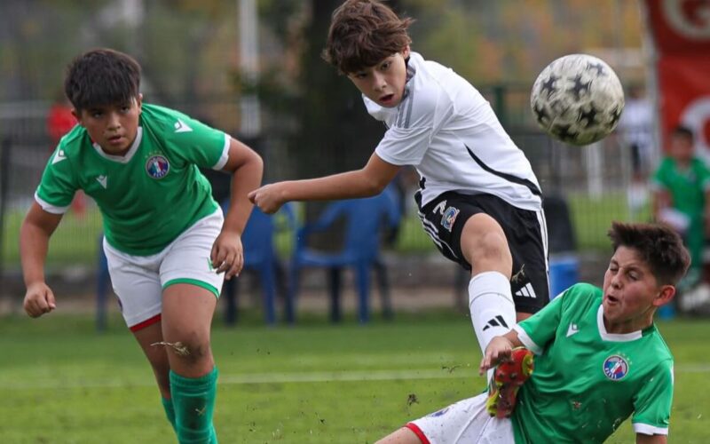 Santiago Neira golpeando el balón durante un partido de Colo-Colo y Audax Italiano por el Torneo de Iniciación.