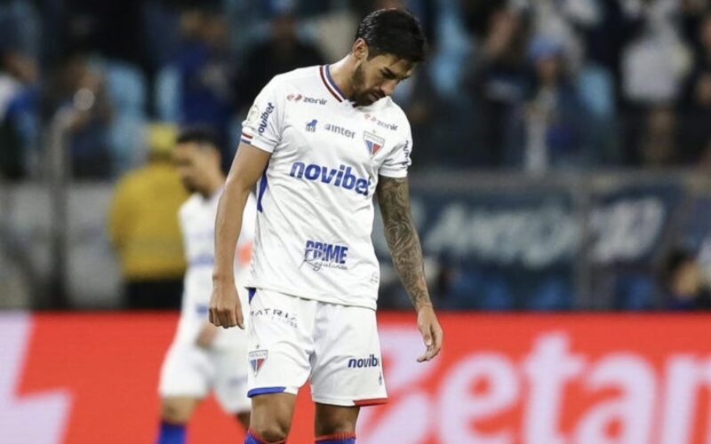 Juan Martín Lucero lamentándose con la camiseta de Fortaleza.