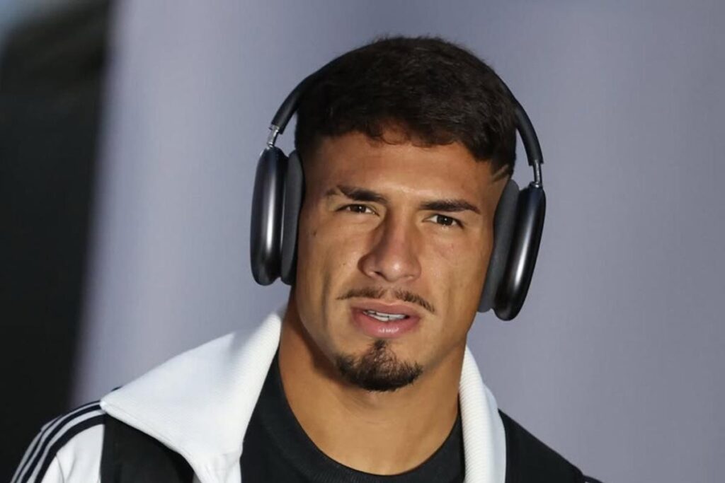 Primer plano al rostro de Alan Saldivia.