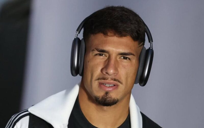 Primer plano al rostro de Alan Saldivia.