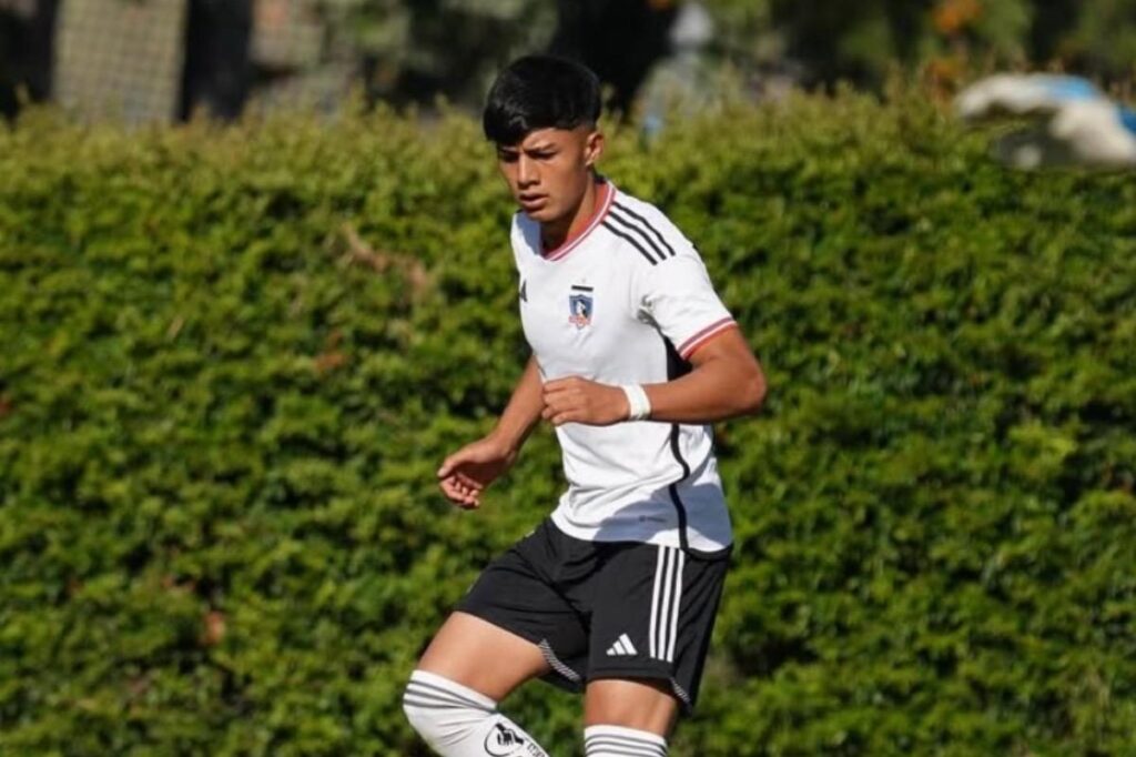 Alonso Olguín con la camiseta de Colo-Colo