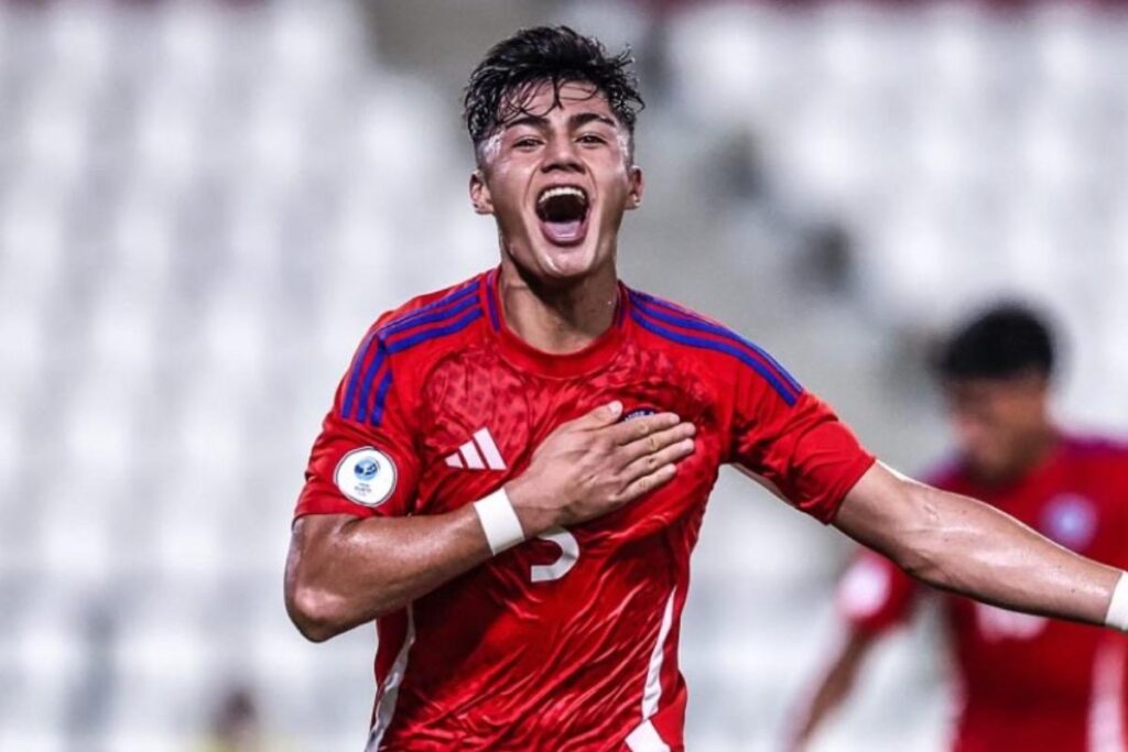 Alonso Olguín celebrando un gol con la Selección Chilena.