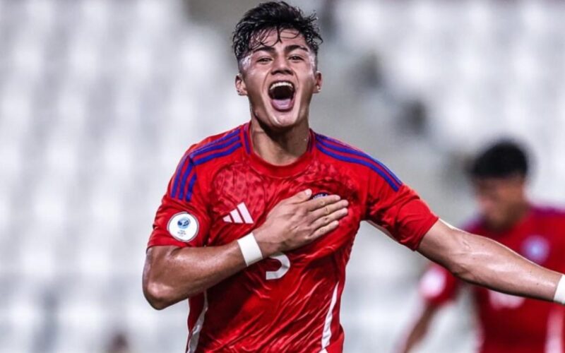 Alonso Olguín celebrando un gol con la Selección Chilena.