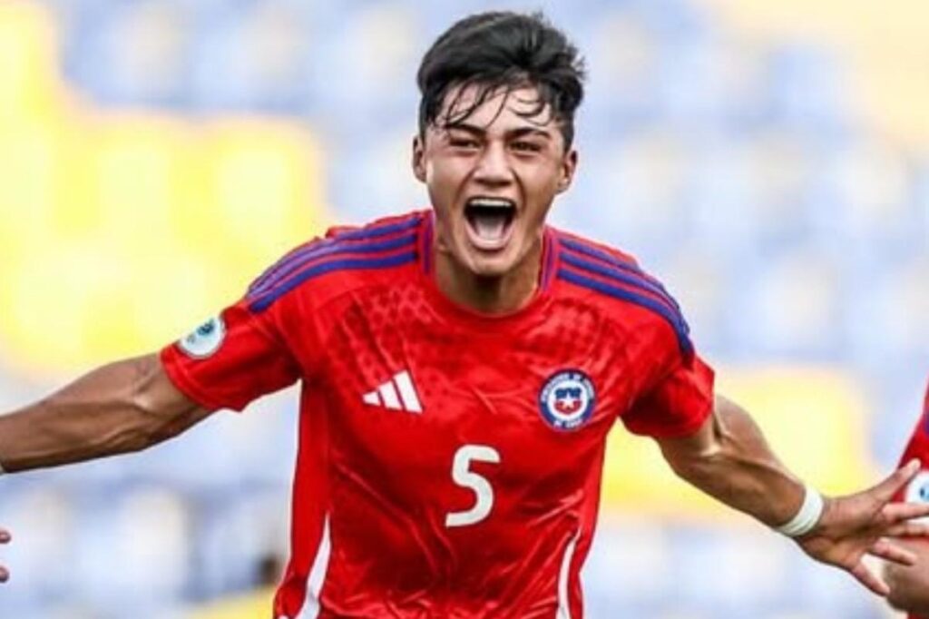 Alonso Olguín celebrando un gol con la Selección Chilena.