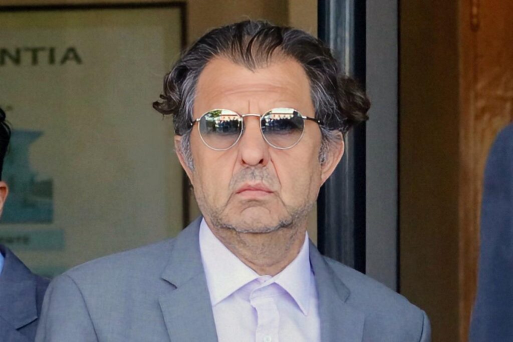 Primer plano al rostro de Aníbal Mosa con lentes de sol.