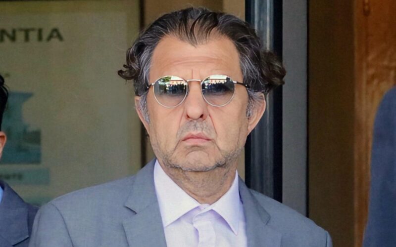 Primer plano al rostro de Aníbal Mosa con lentes de sol.