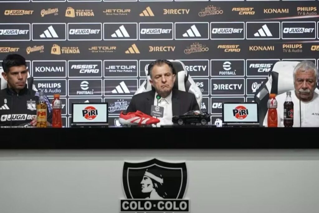 Aníbal Mosa, Esteban Pavez y Carlos Caszely en conferencia de prensa.