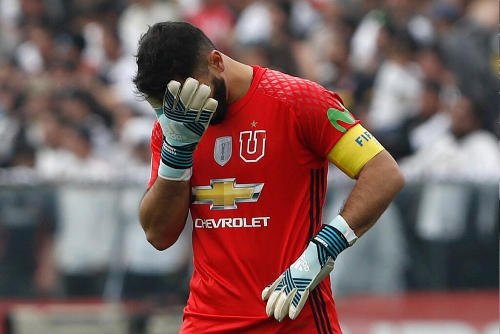 Johnny Herrera tras recibir un gol frente a Colo-Colo en el Estadio Monumental.