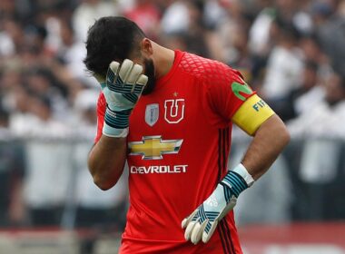 Johnny Herrera tras recibir un gol frente a Colo-Colo en el Estadio Monumental.