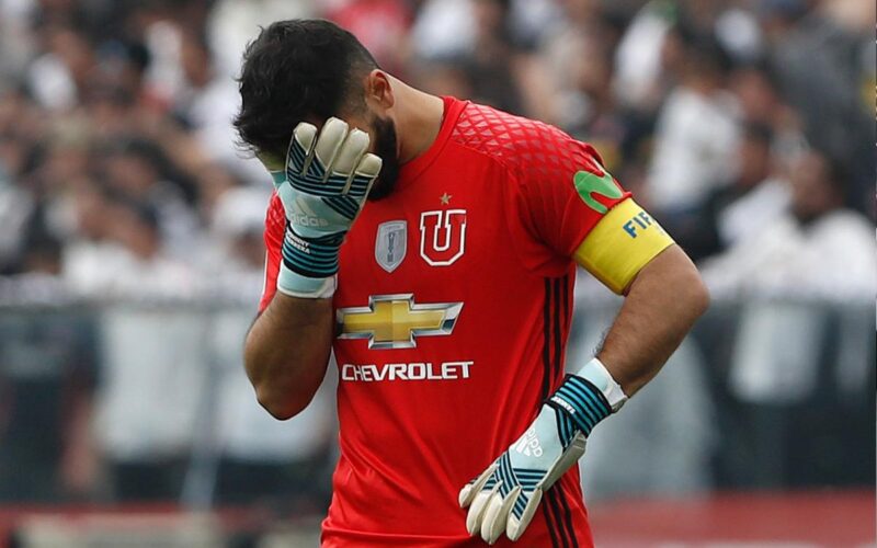 Johnny Herrera tras recibir un gol frente a Colo-Colo en el Estadio Monumental.