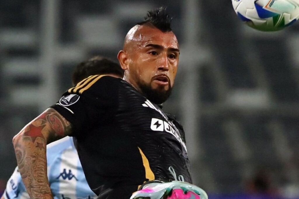 Arturo Vidal con la camiseta de Colo-Colo vs Racing Club.