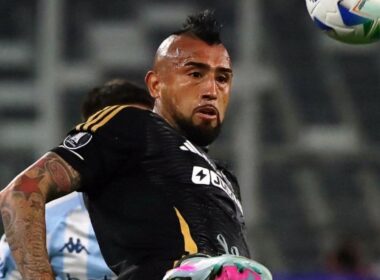 Arturo Vidal con la camiseta de Colo-Colo vs Racing Club.