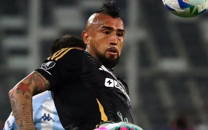 Arturo Vidal con la camiseta de Colo-Colo vs Racing Club.