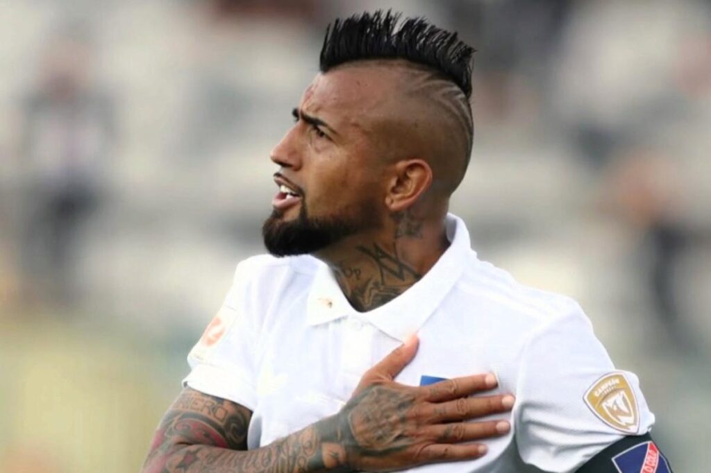 Arturo Vidal celebrando un gol con la camiseta de Colo-Colo.