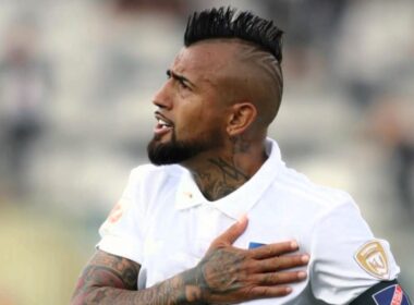 Arturo Vidal celebrando un gol con la camiseta de Colo-Colo.