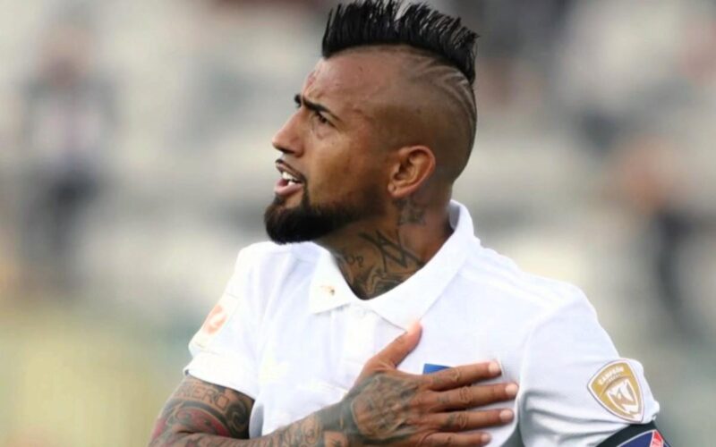 Arturo Vidal celebrando un gol con la camiseta de Colo-Colo.