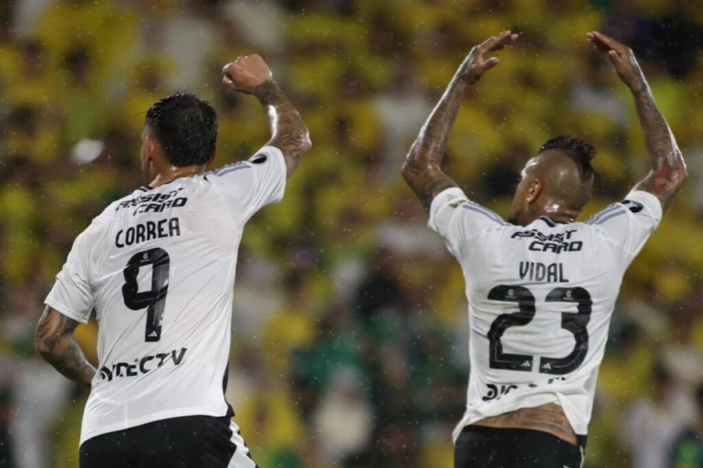 Arturo Vidal y Javier Correa celebrando un gol contra Atlético Bucaramanga.