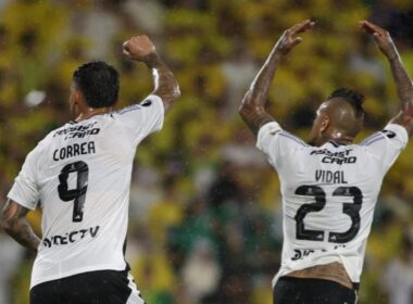 Arturo Vidal y Javier Correa celebrando un gol contra Atlético Bucaramanga.