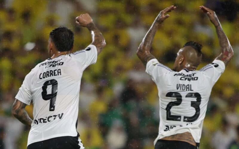 Arturo Vidal y Javier Correa celebrando un gol contra Atlético Bucaramanga.