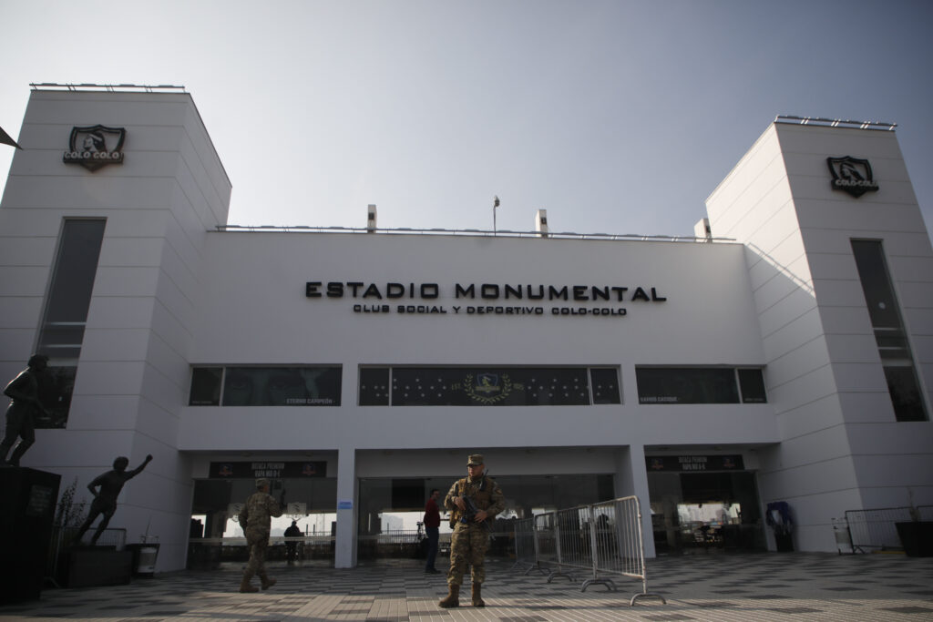 Santiago, 6 de mayo de 2023. Se realizan los ultimos preparativos para las eleccion de los 50 consejeros que redactaran la propuesta de constitucion. Uno de los locales con mayor afluencia de publico es el estadio monumental, en la comuna de Macul. Dragomir Yankovic/Aton Chile