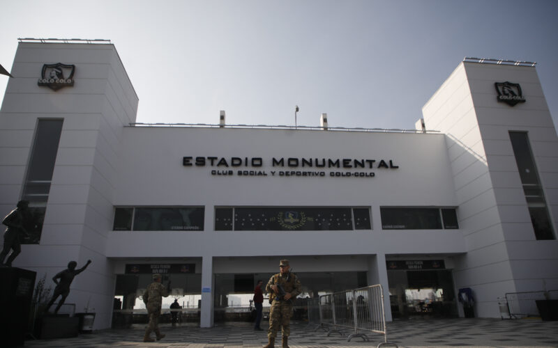 Santiago, 6 de mayo de 2023. Se realizan los ultimos preparativos para las eleccion de los 50 consejeros que redactaran la propuesta de constitucion. Uno de los locales con mayor afluencia de publico es el estadio monumental, en la comuna de Macul. Dragomir Yankovic/Aton Chile