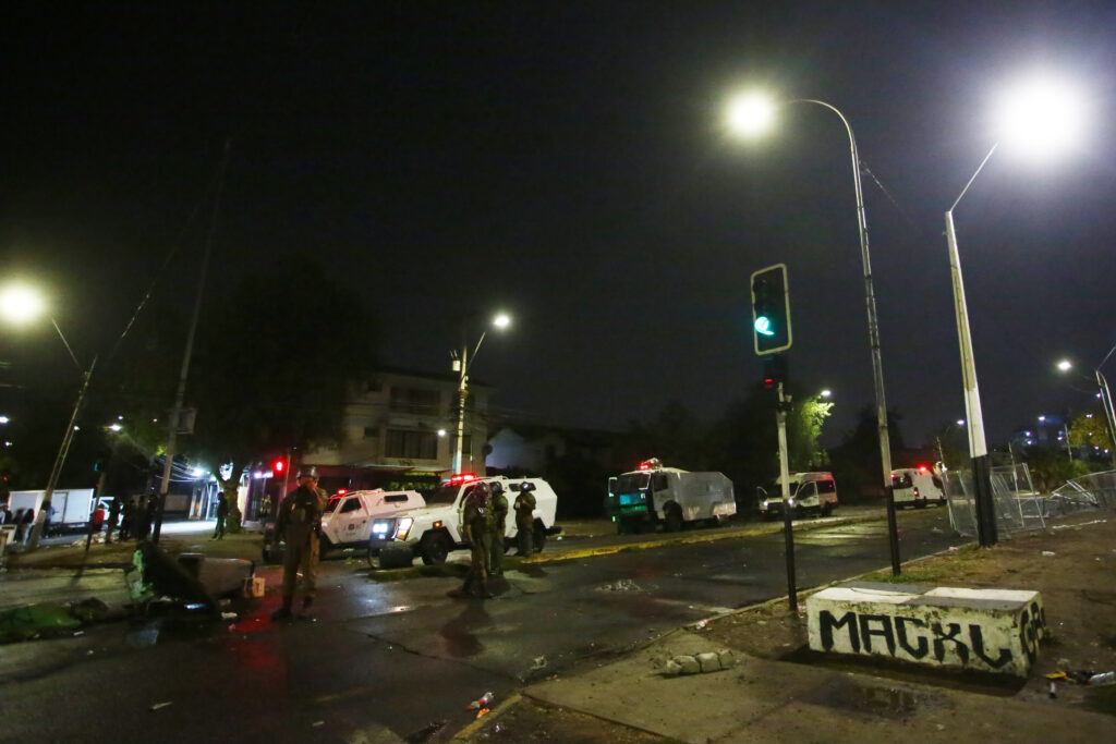 Santiago 10 de abril 2025. Inciditentes entre hinchas de Colo Colo y Carabineros luego del partido de copa libertadores en el Estadio Monumental, luego de la muerte de dos hinchas previo al partido. Jonnathan Oyarzun/Aton Chile