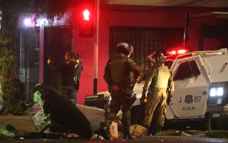 Santiago 10 de abril 2025. Inciditentes entre hinchas de Colo Colo y Carabineros luego del partido de copa libertadores en el Estadio Monumental, luego de la muerte de dos hinchas previo al partido. Jonnathan Oyarzun/Aton Chile