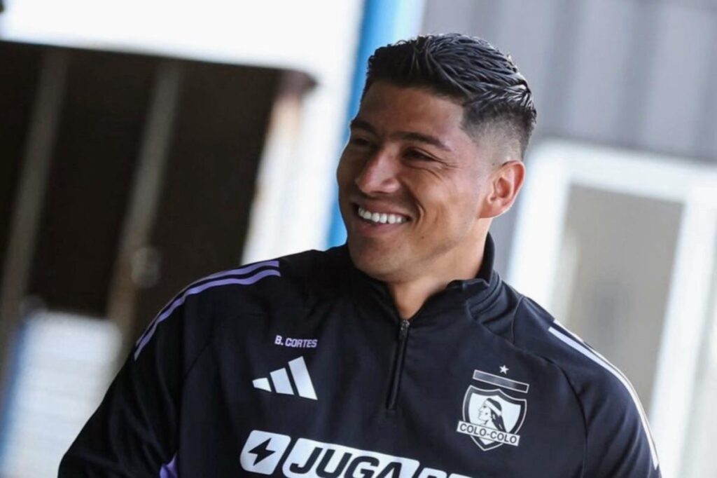 Brayan Cortés con indumentaria de Colo-Colo.